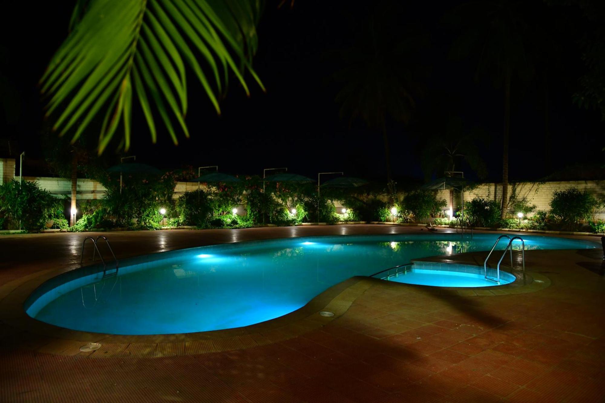 Nijaguna Resorts Chāmrājnagar Buitenkant foto