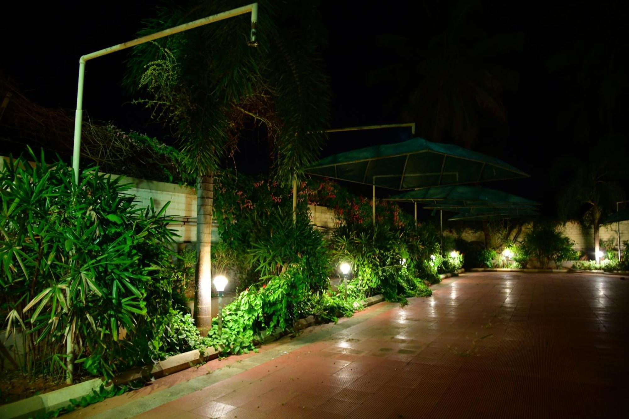 Nijaguna Resorts Chāmrājnagar Buitenkant foto