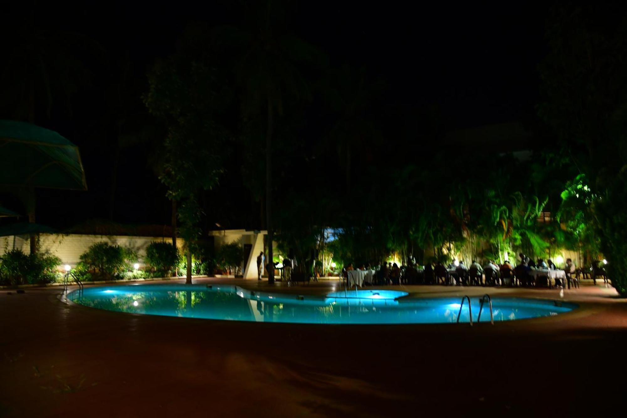 Nijaguna Resorts Chāmrājnagar Buitenkant foto