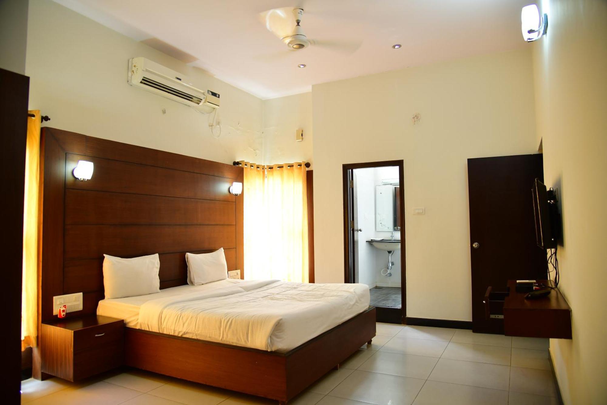 Nijaguna Resorts Chāmrājnagar Buitenkant foto