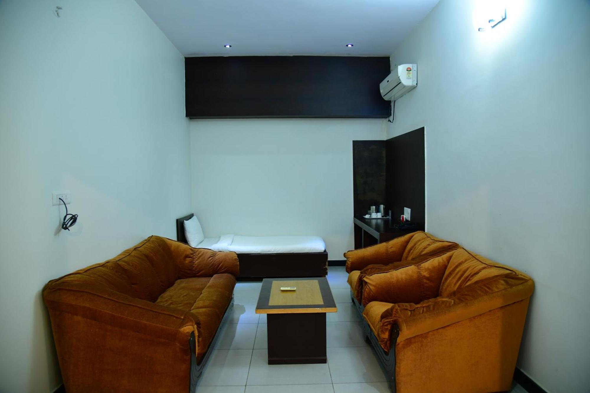 Nijaguna Resorts Chāmrājnagar Buitenkant foto