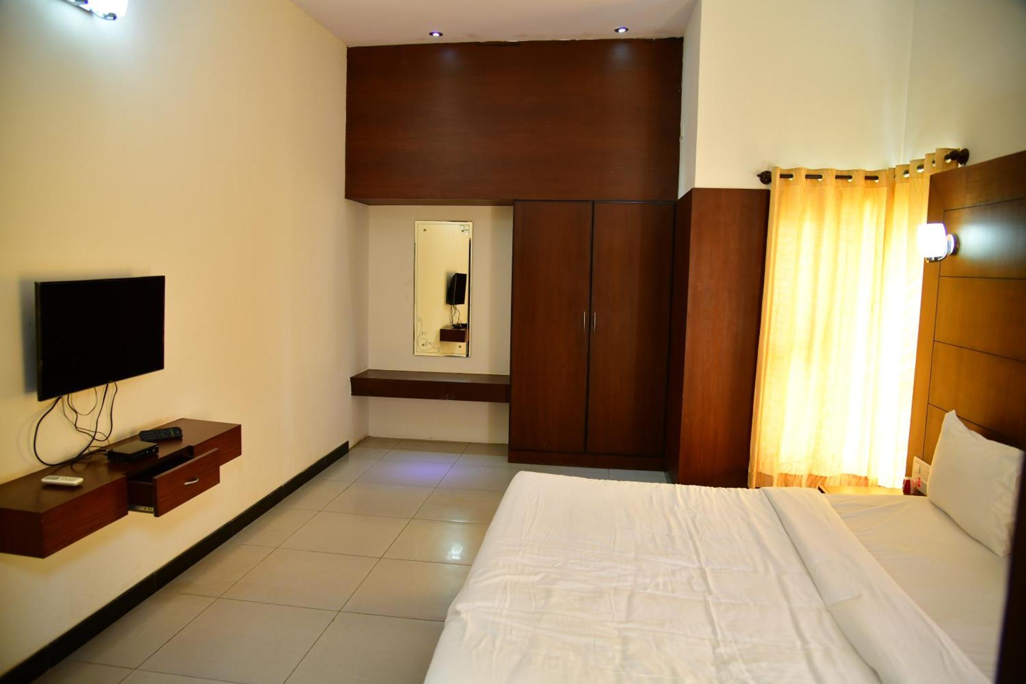 Nijaguna Resorts Chāmrājnagar Buitenkant foto
