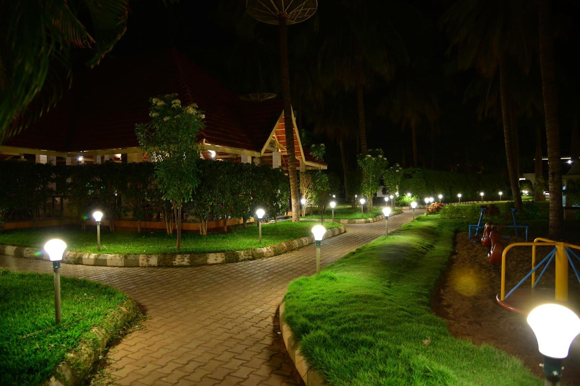 Nijaguna Resorts Chāmrājnagar Buitenkant foto