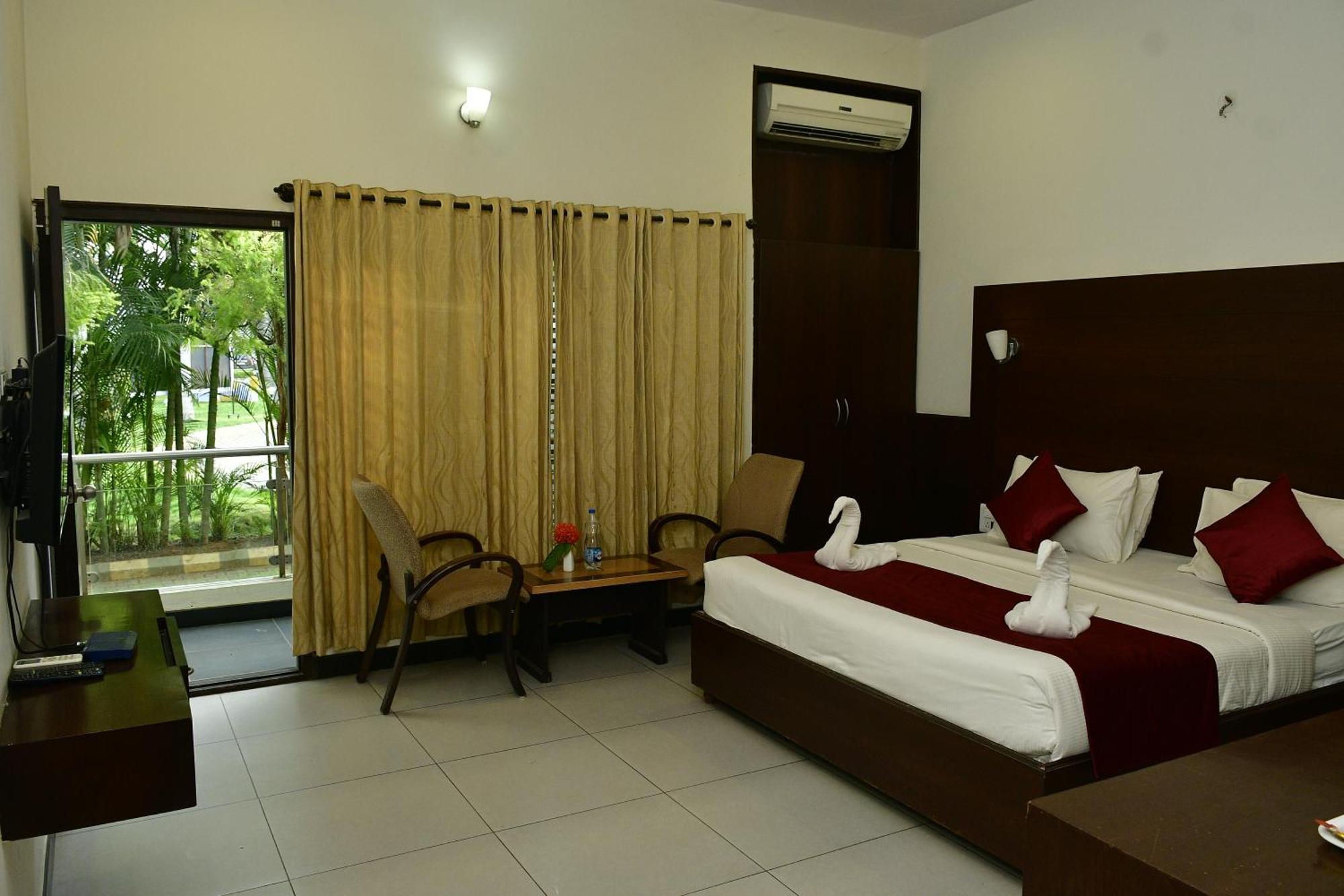 Nijaguna Resorts Chāmrājnagar Buitenkant foto