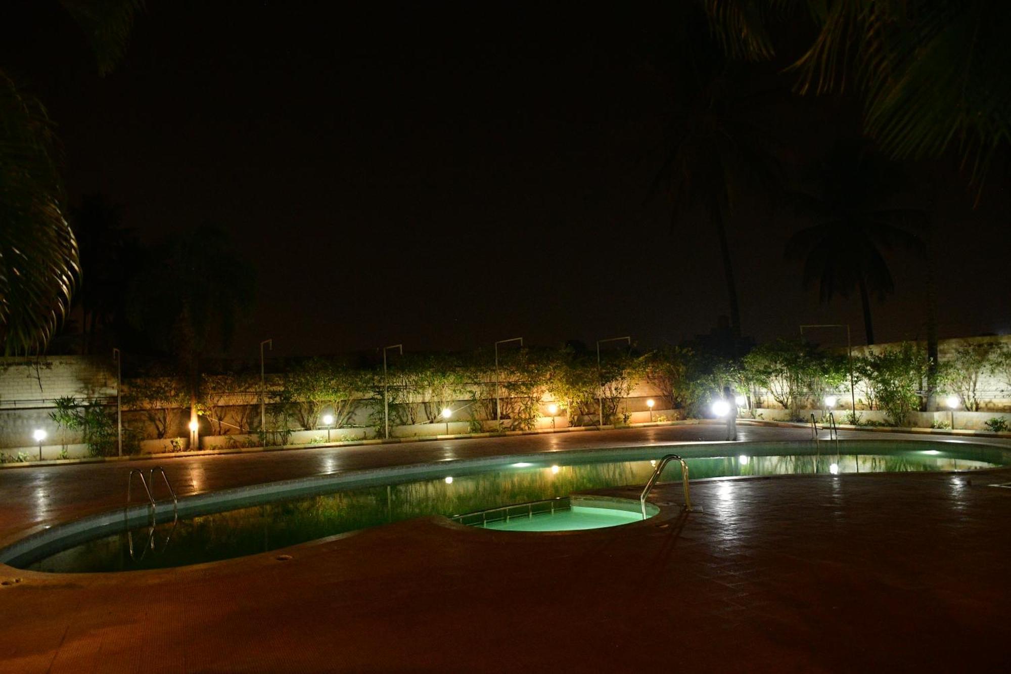 Nijaguna Resorts Chāmrājnagar Buitenkant foto