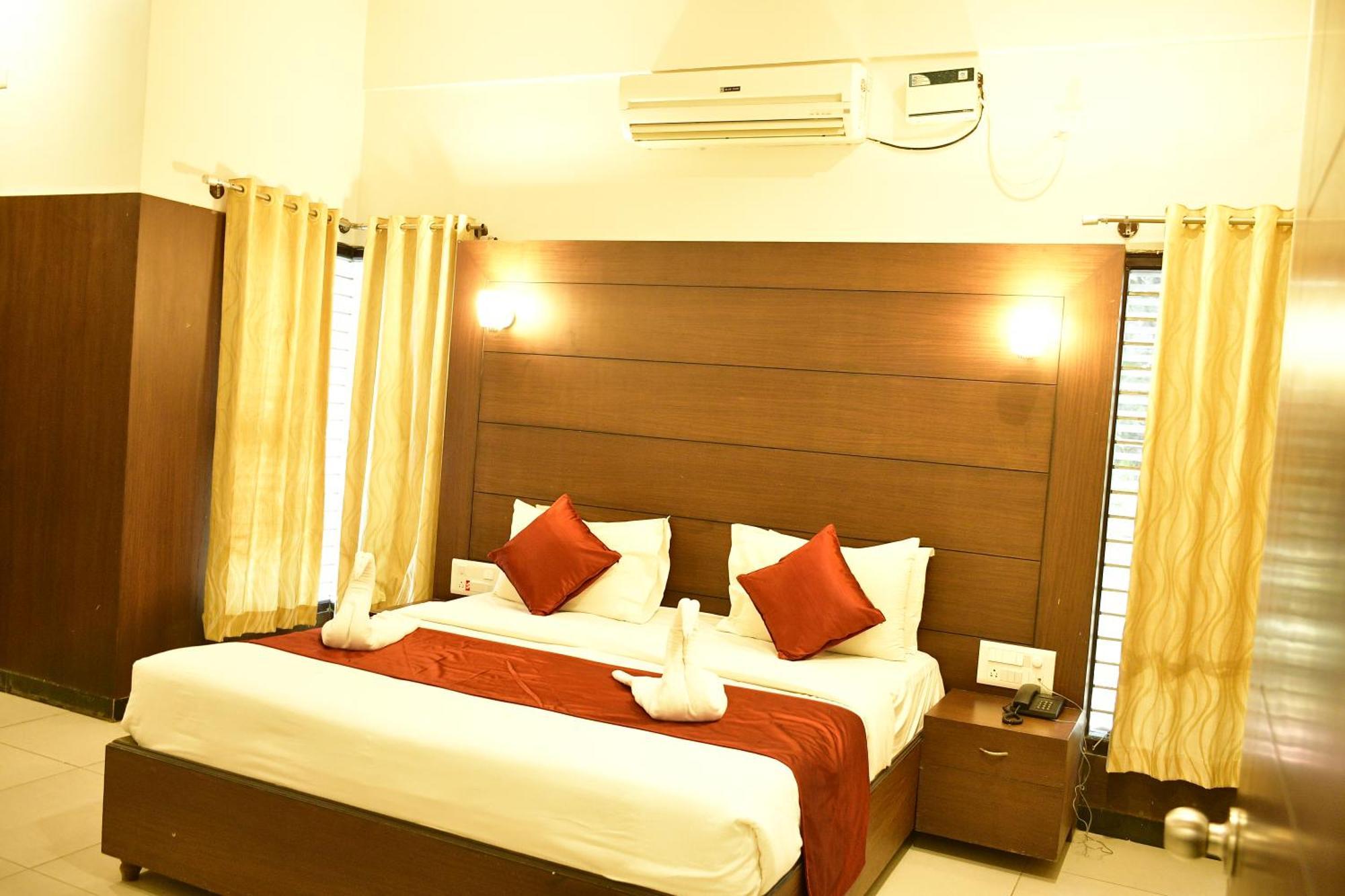 Nijaguna Resorts Chāmrājnagar Buitenkant foto